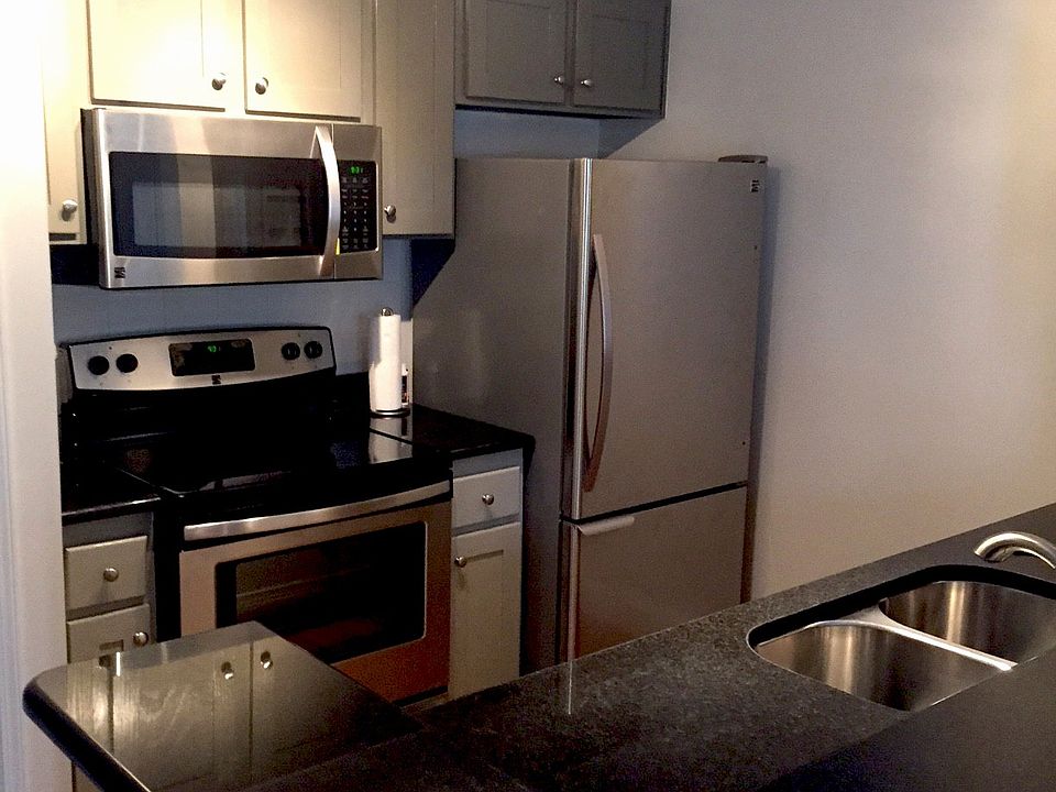 Kitchen with stainless steel appliances, granit counter/bar