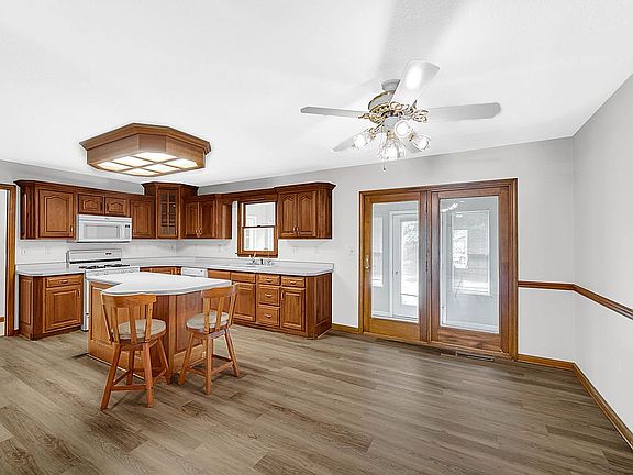 4th image of 903 Thomas Dr