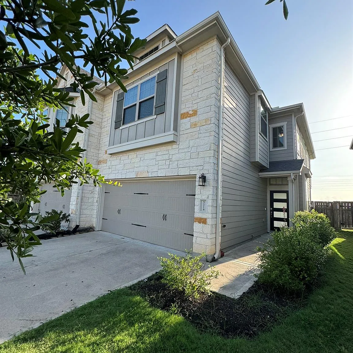 3 bed, 2.5 bath, 1855 sqft, $2,200 — Photo 3