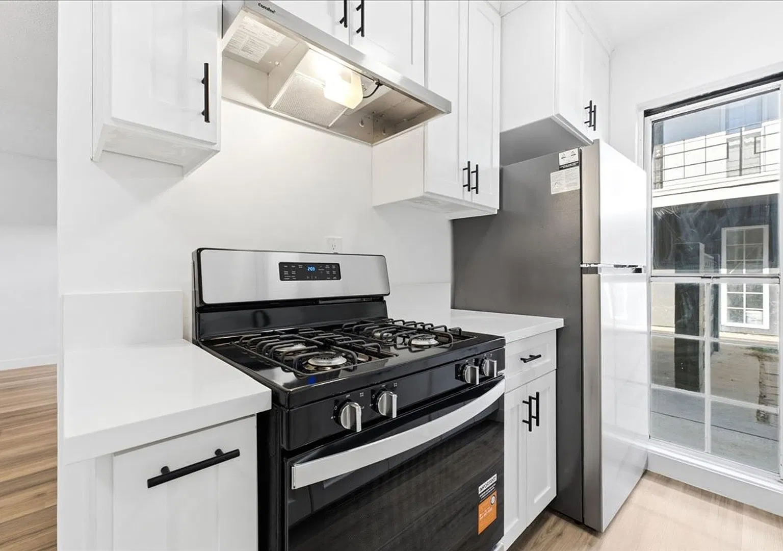 Newly Renovated Two Bedroom Long Beach Apartment! — Photo 4