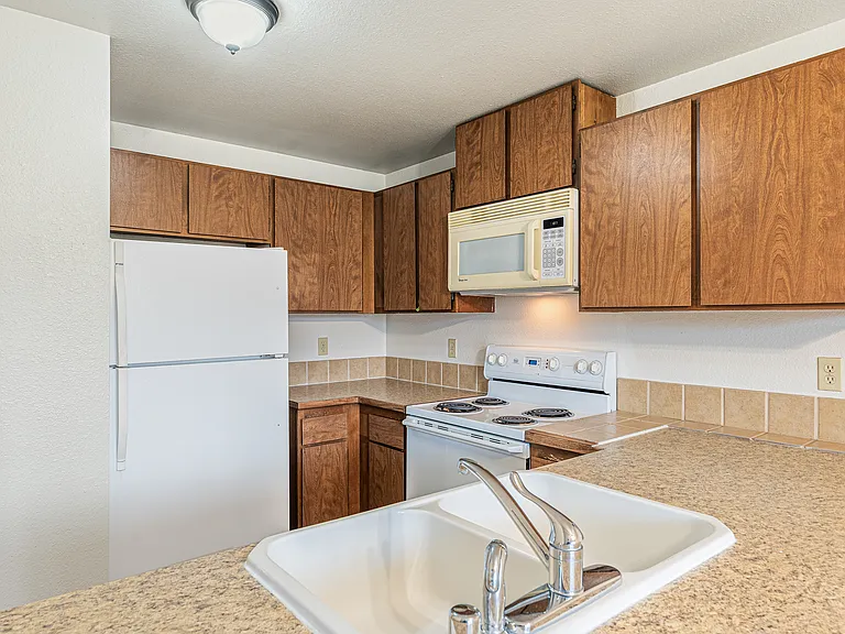 653 Myrtine St #A — Photo 4