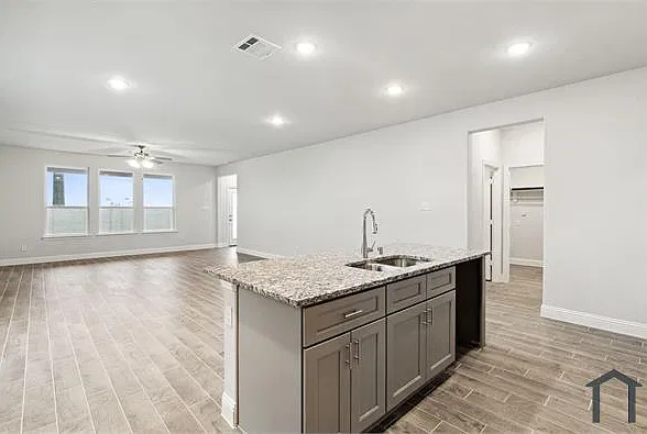 4 bed, 2658 sqft, $2,999 — Photo 4