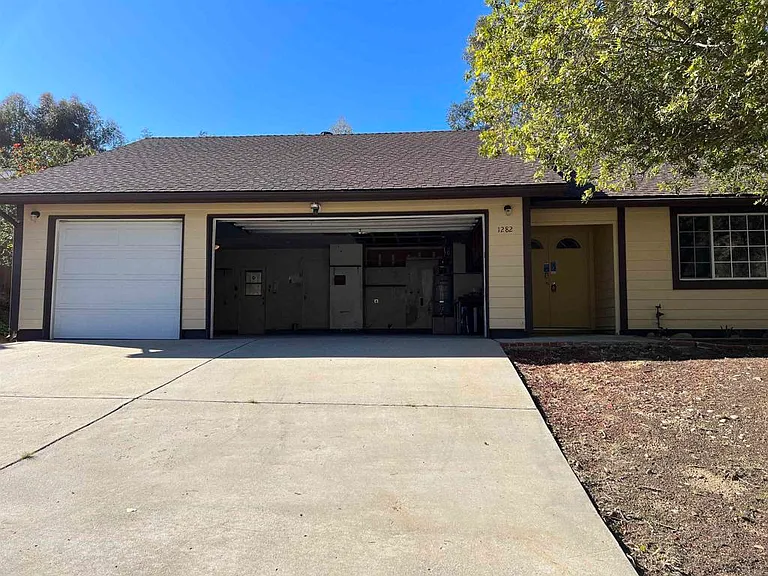 1282 Whitsett Dr — Photo 3