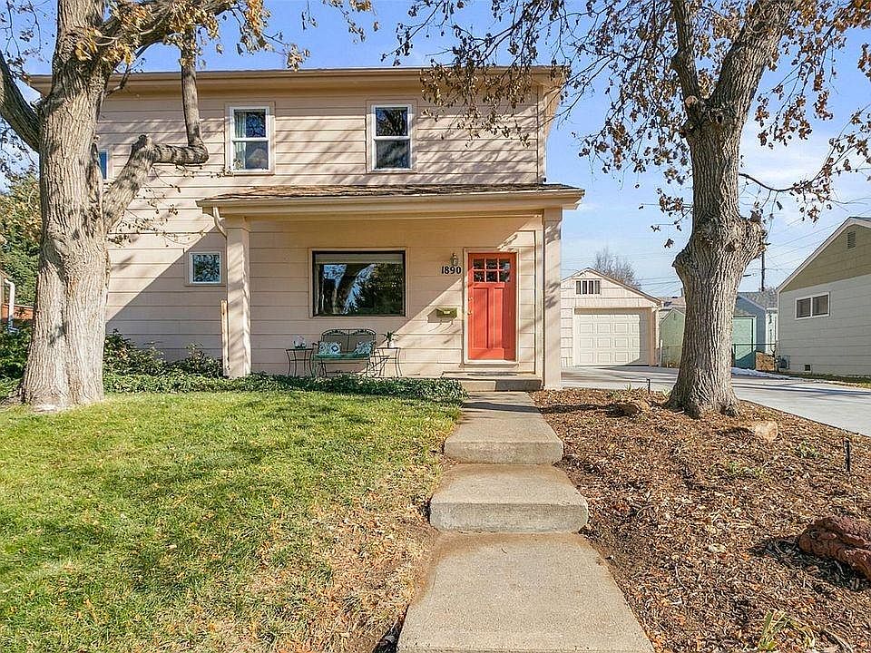 Great looking, well maintained house! Mature trees, great yard, new sprinkler system. A house to be proud to come home to!