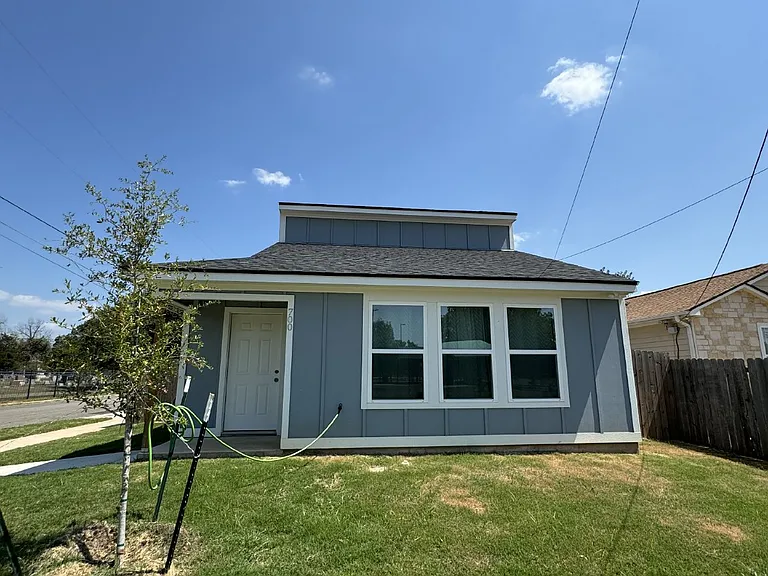 700 Hines Ave — Photo 2