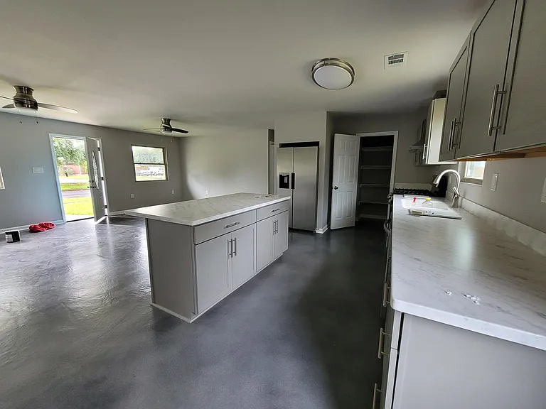 525 E Loyola Dr — Photo 5