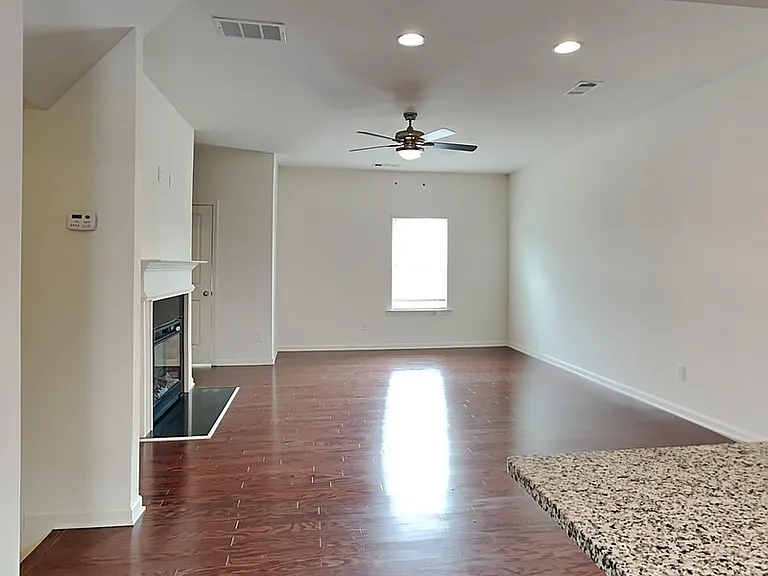975 Society Cir SW — Photo 3