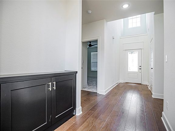 2nd image of 621 Merryfield St
