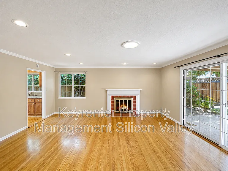 1114 Lynn Way — Photo 7