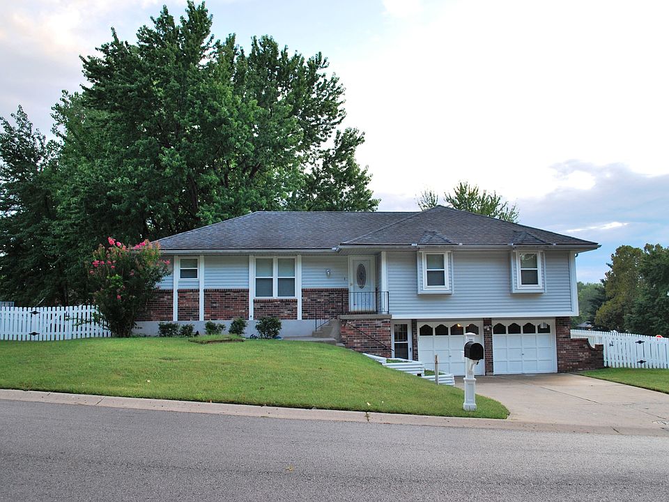 2nd image of 411 NE Cole Ct
