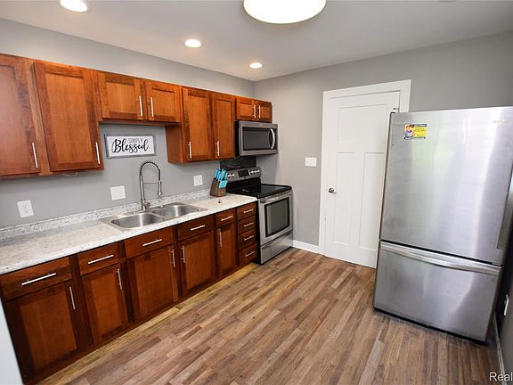 2nd image of 3749 Ivanhoe Ave
