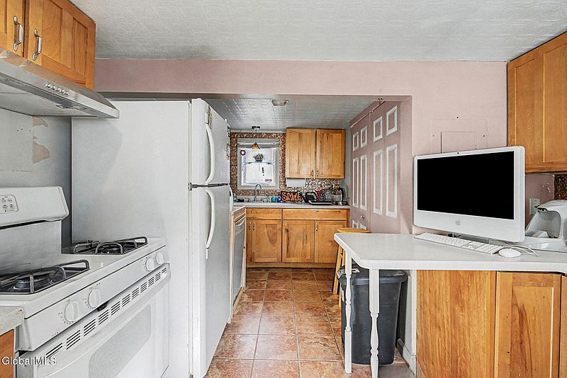 5th image of 937 6th Street
