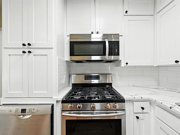 5th image of 324 Jasmine Ct