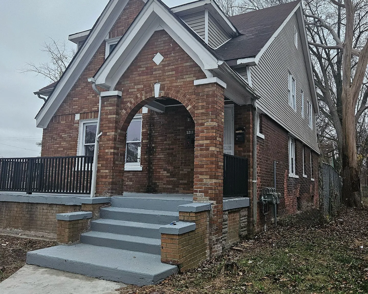 5221 Lakeview — Photo 1