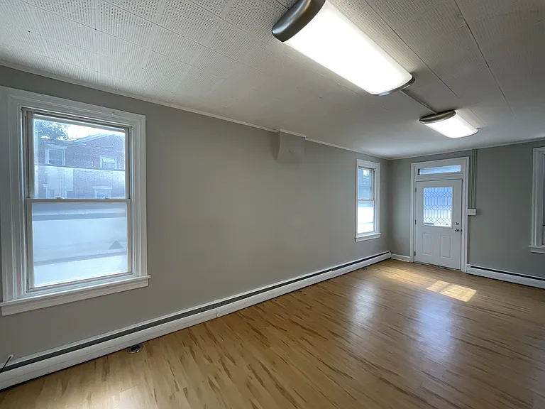 201 W North St — Photo 3