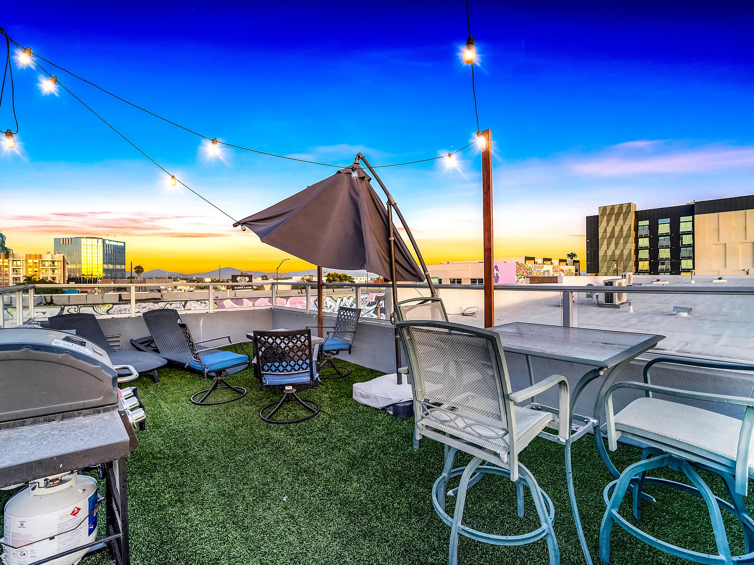 2 bed, 800 sqft, $3,950 — Photo 1