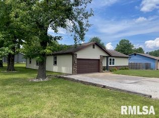 33 Douglas Dr, Herrin, IL 62948