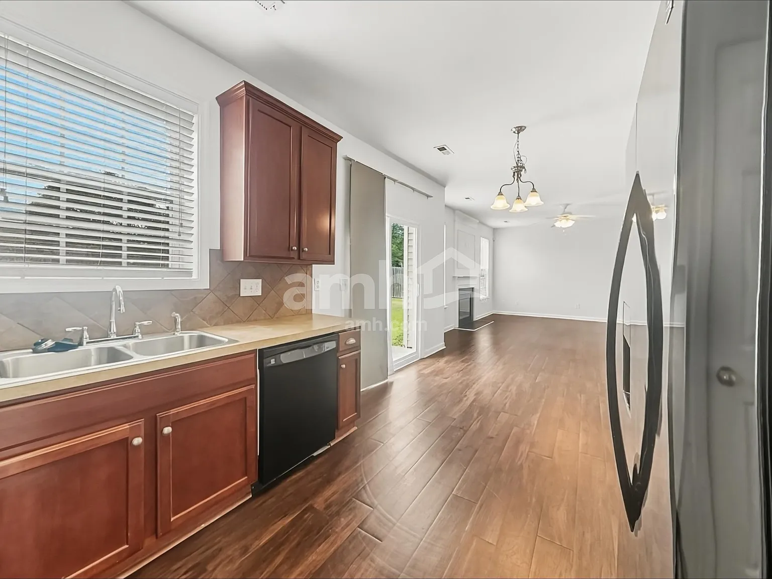 4 bed, 2.5 bath, 2300 sqft, $2,300 — Photo 4