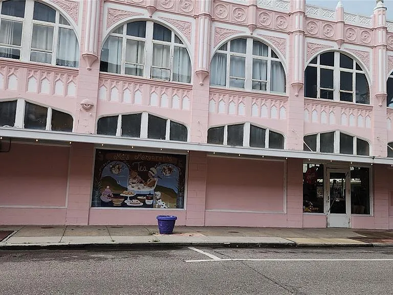 W Oak St — Photo 2