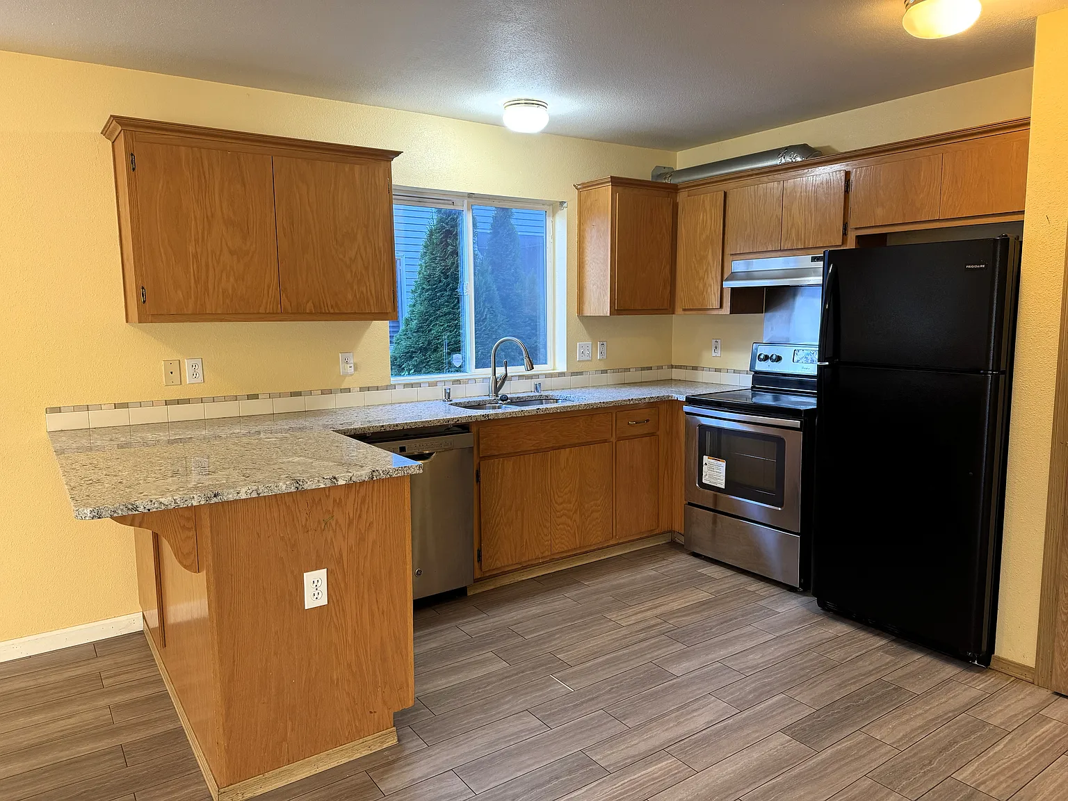 3 bed, 2.5 bath, 1560 sqft, $2,645 — Photo 2