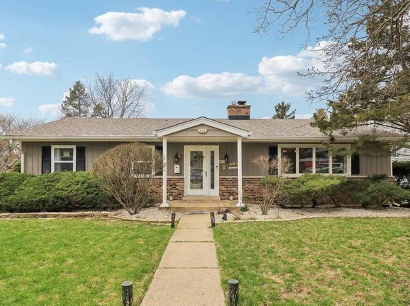 333 Butterfield Ln, Libertyville, IL 60048