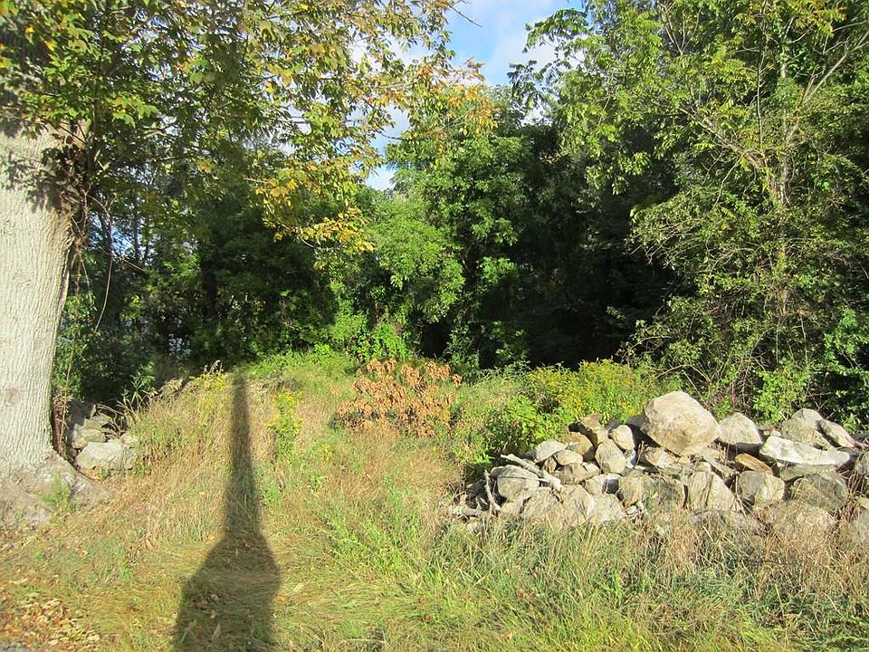 2nd image of 40 Quissett Rd