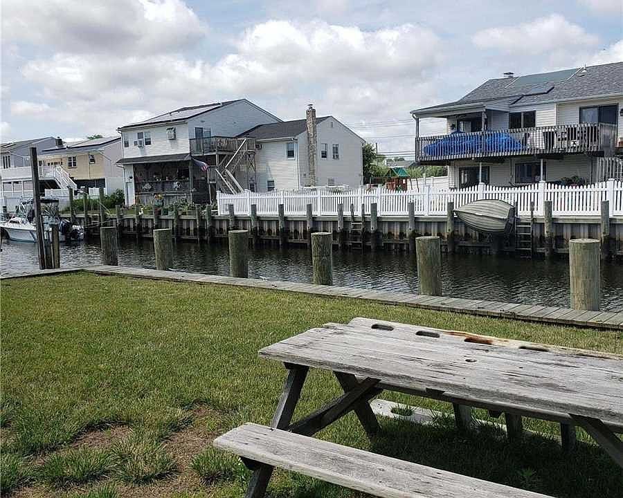 2nd image of Peconic Ave