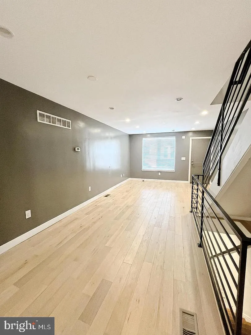 2 bed, 2.5 bath, 1010 sqft, $1,900 — Photo 2