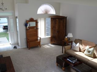 1 Crabapple Ct, Lake In The Hills, IL 60156
