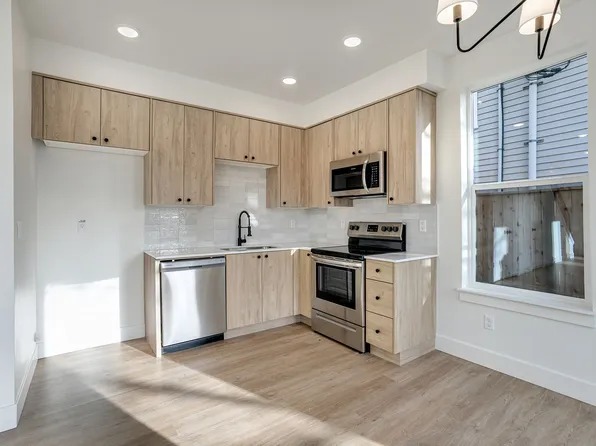 1 Month Free Rent! Brand New 2bd/2.5b High-End Townhouse With Private Back Patio & Washer/Dryer, 2329 N Lombard St #2323, Portland, OR 97217