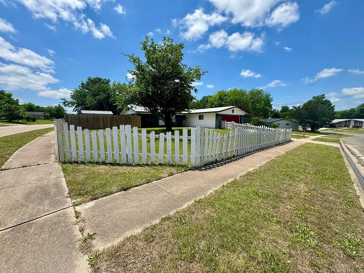 Building Photo - 1501 Ferndale Dr