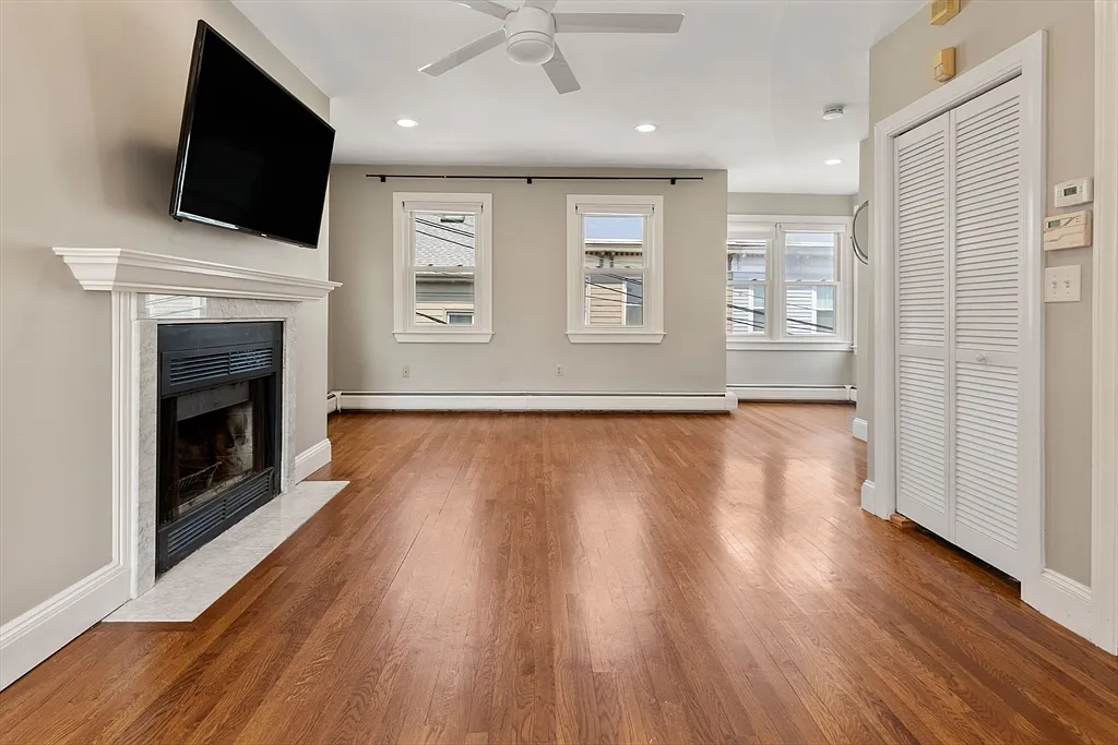 2 bed, 1.0 bath, 890 sqft, $4,000 — Photo 1