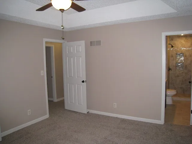 9609 N Charlotte St — Photo 11