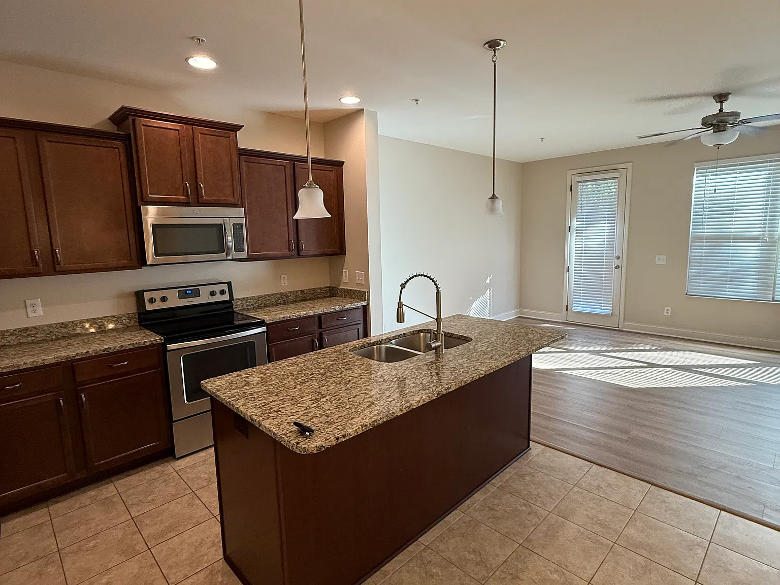 3 bed, 1692 sqft, $2,200 — Photo 3