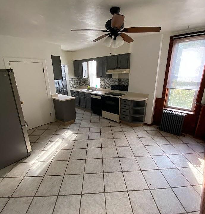 Kitchen - spacious, eat-in kitchen