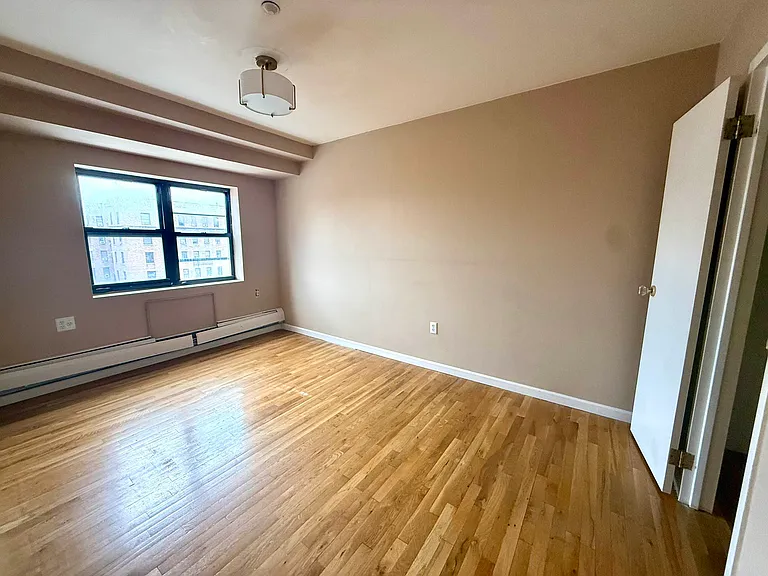 28-14 31st St #5 — Photo 5