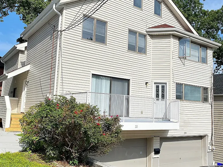 233A Myrtle Ave — Photo 1