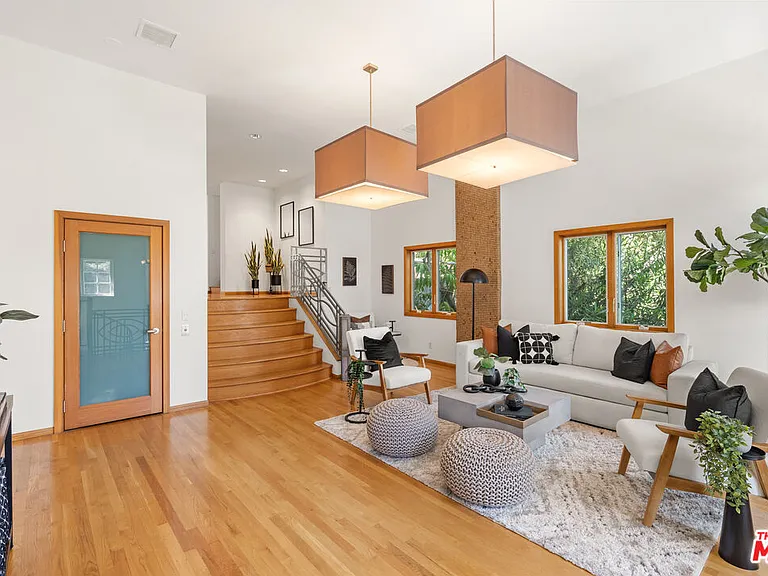 8781 Lookout Mountain Ave — Photo 2