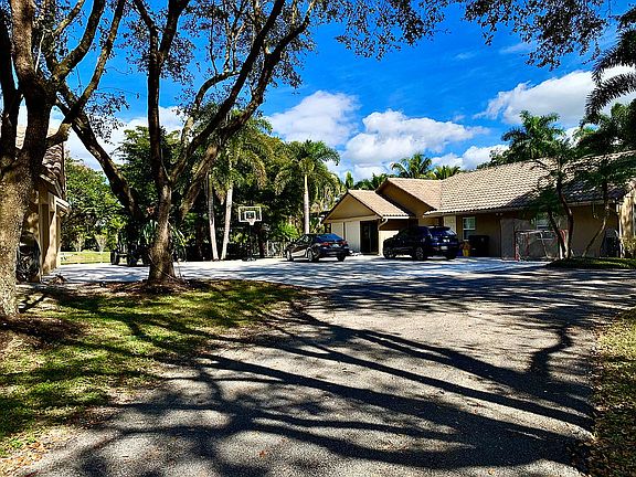 driveway,many parking places