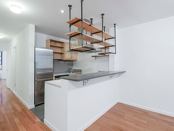 4th image of 313 W 48th St #3