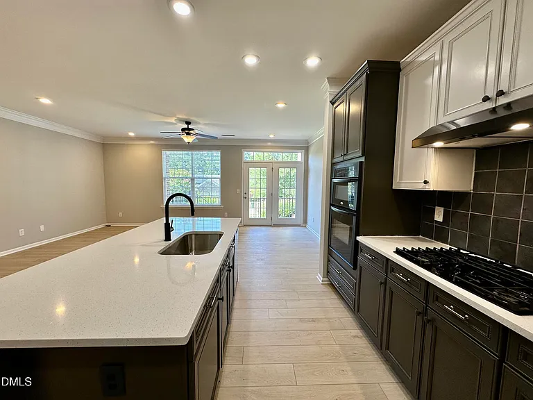 323 Longchamp Ln — Photo 9