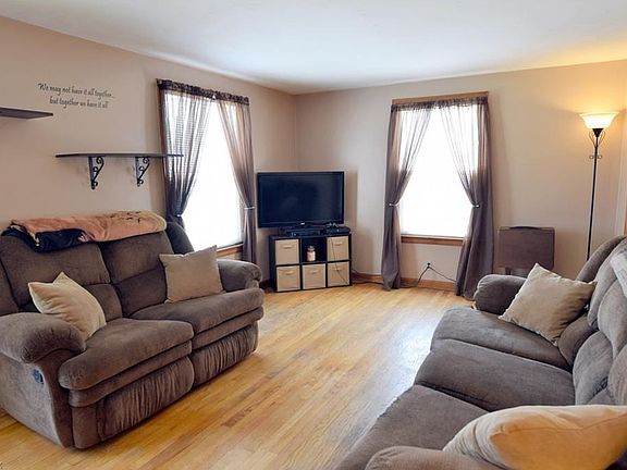 3rd image of 758 Meadowbrook Ave SE