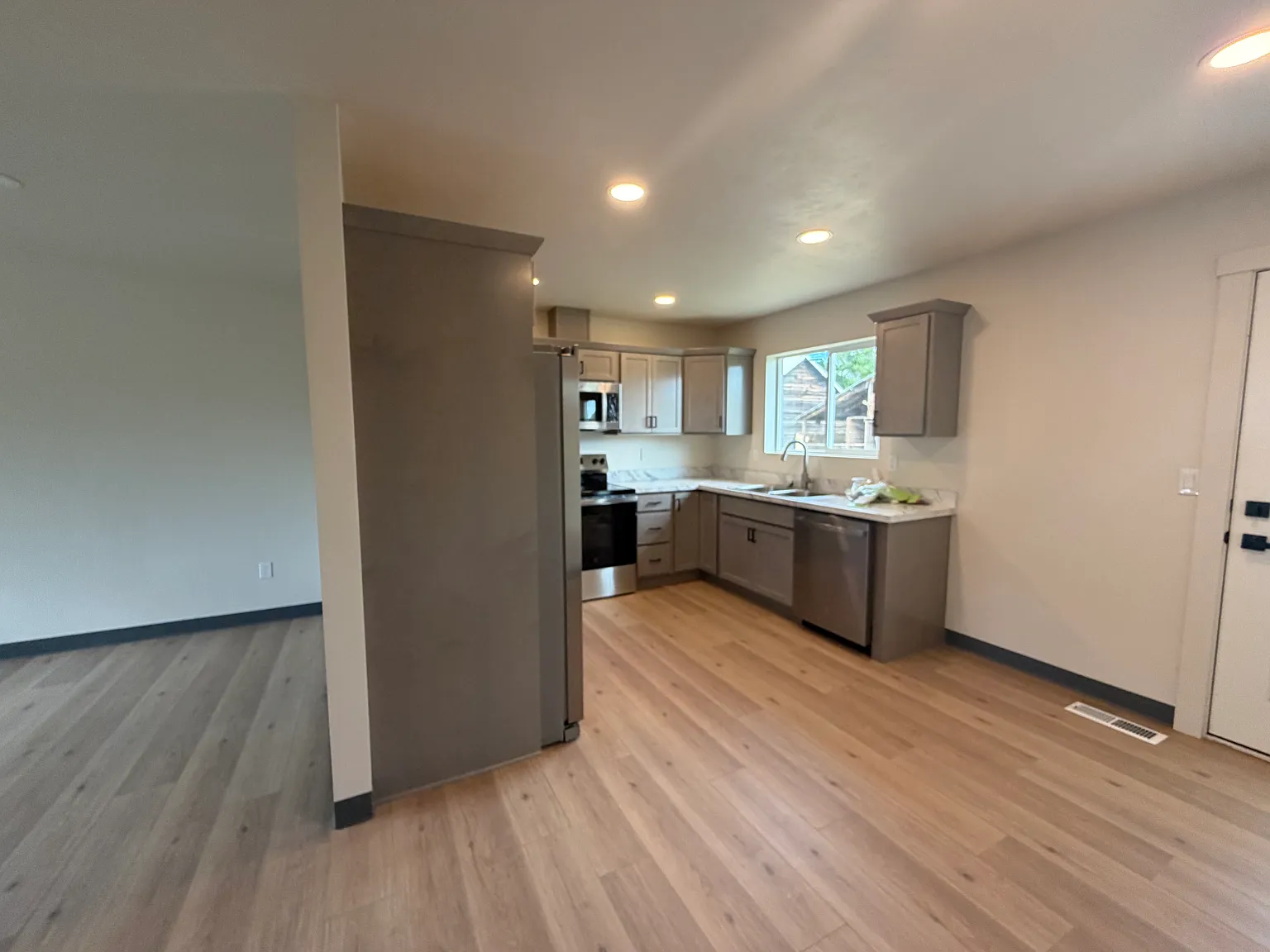 3 bed, 1120 sqft, $1,800 — Photo 3