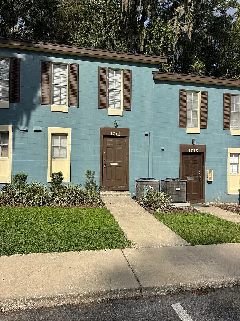 2 bed, 1.5 bath, 1200 sqft, $1,289 — Photo 1