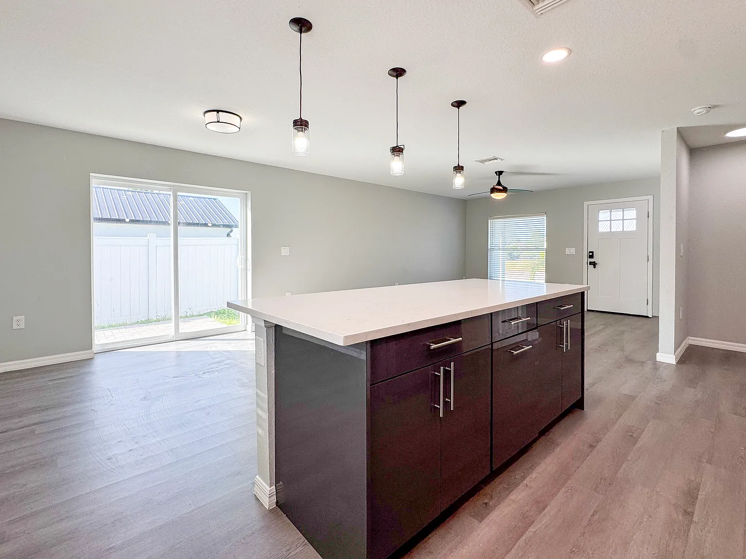3 bed, 1300 sqft, $1,915 — Photo 2