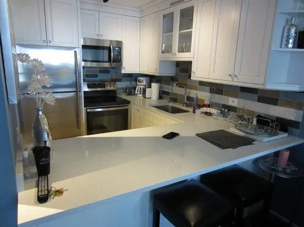 1030 N State St APT 5, Chicago, IL 60610
