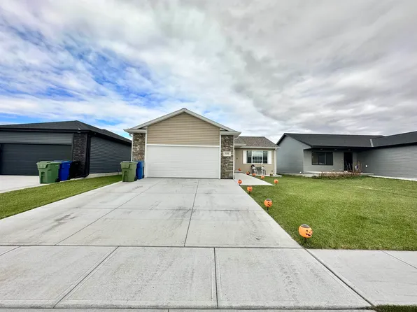 2210 E 37th St, Kearney, NE 68847