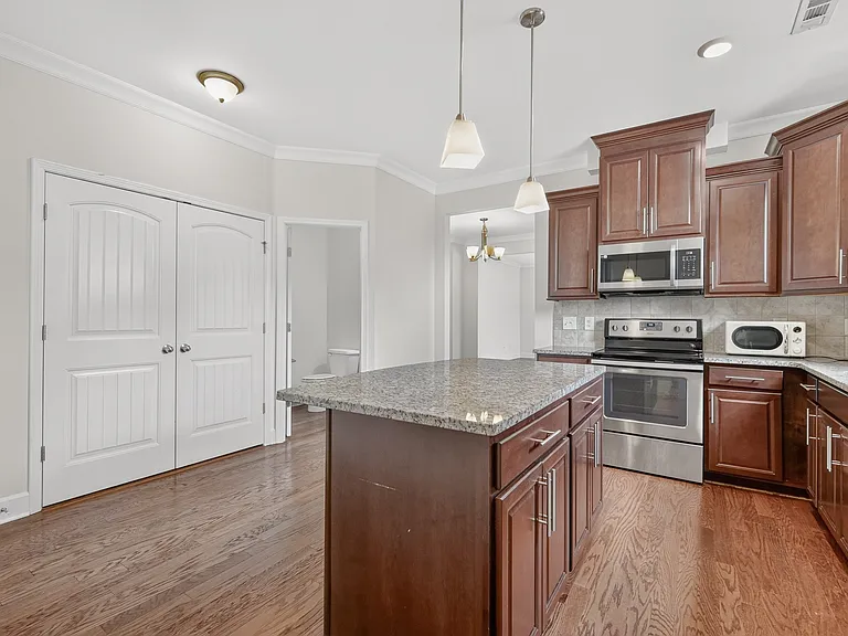 2116D Acklen Ave — Photo 2