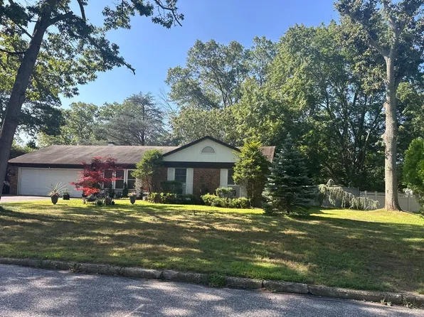 43 Summercress Lane, Coram, NY 11727
