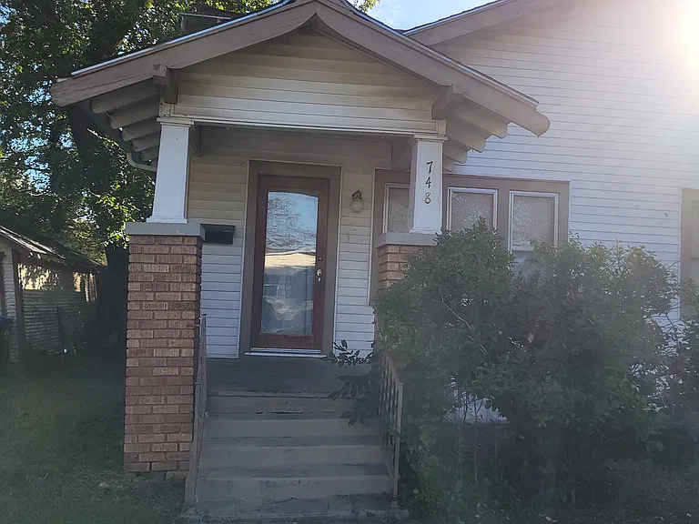 748 N Woodrow Ave — Photo 2